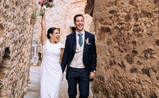 Novios disfrutando de un paseo por el Pirineo de Huesca